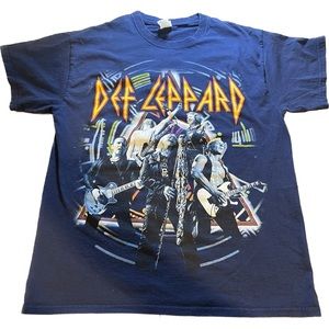 Def Leppard 2016 concert Tee large 
EUC 
Front and back graphics